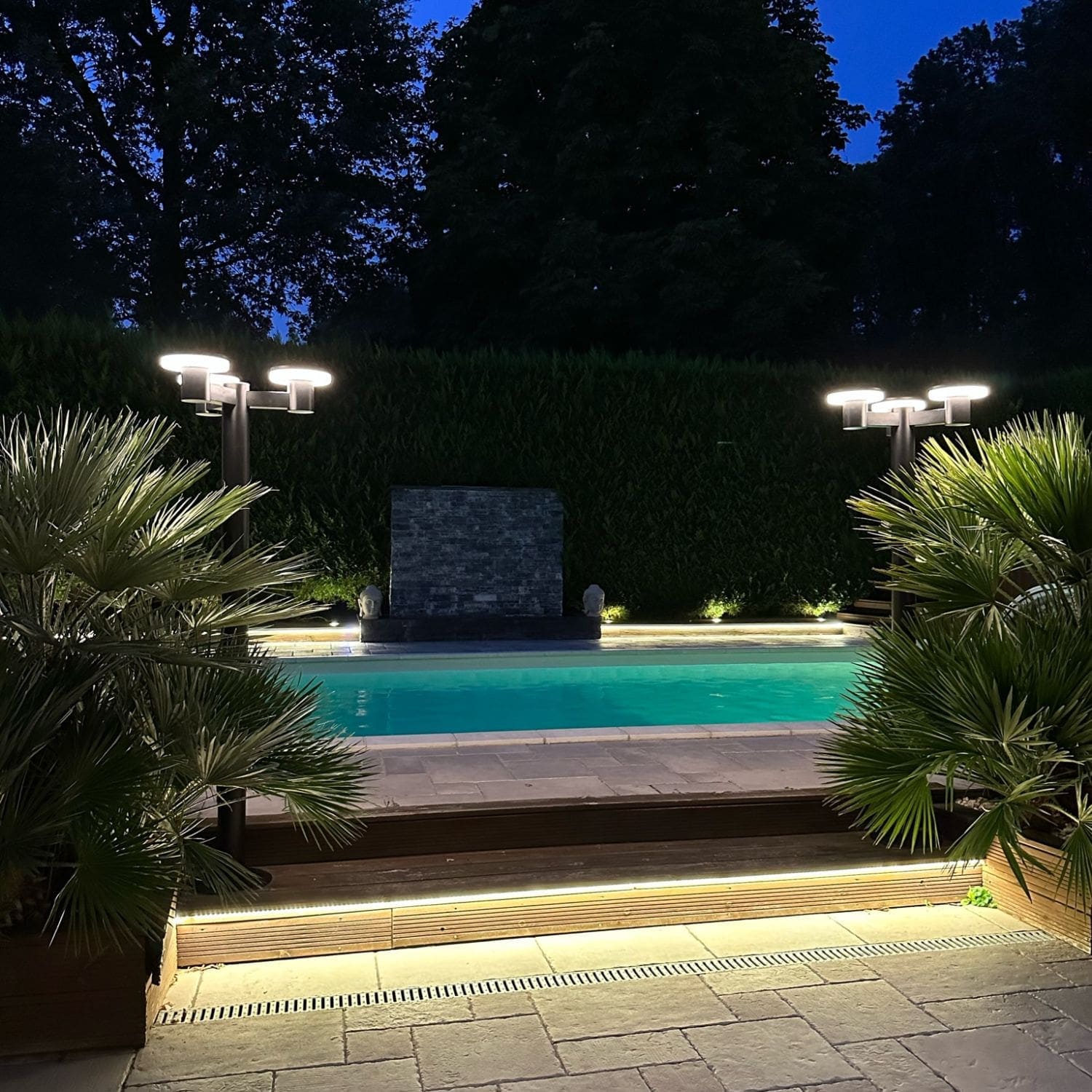 Elegant Solar LED Vloerlamp med 3000 Lumen Lysstyrke til Udendørs Brug-3
