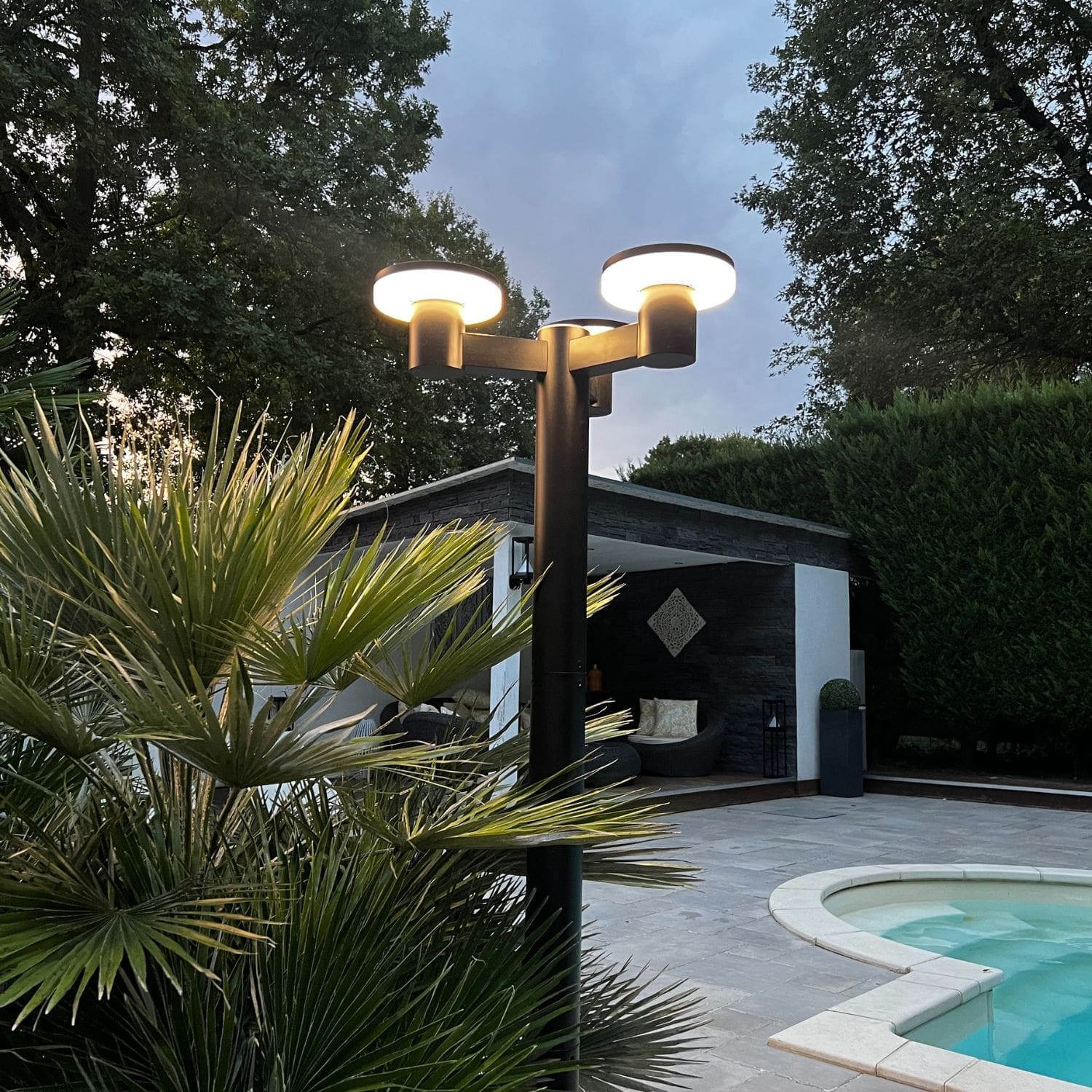 Elegant Solar LED Vloerlamp med 3000 Lumen Lysstyrke til Udendørs Brug-1