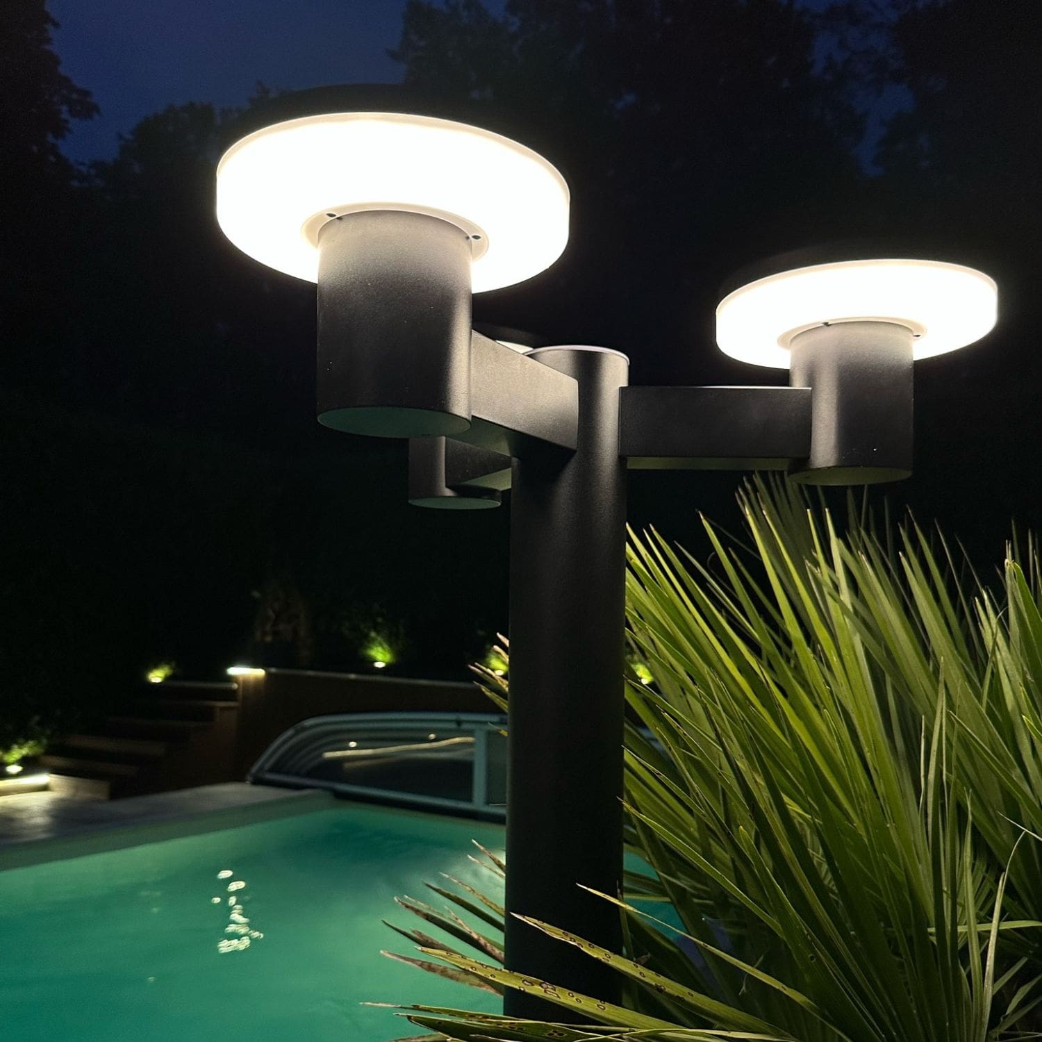 Elegant Solar LED Vloerlamp med 3000 Lumen Lysstyrke til Udendørs Brug-4