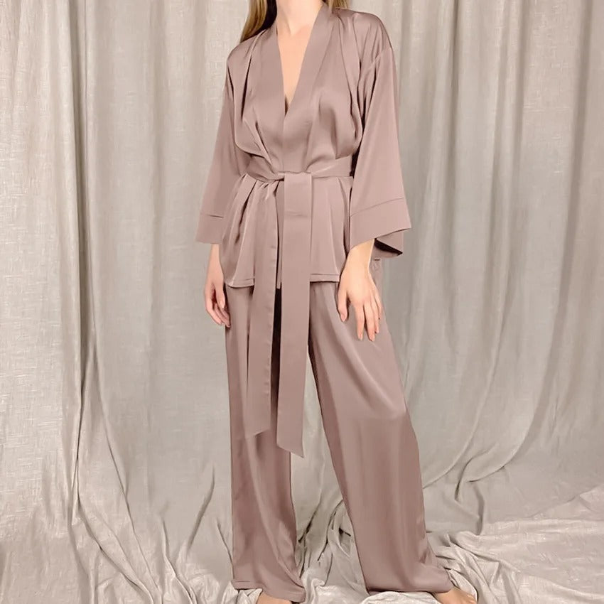 Zoé Satin-Pyjama-Set mit Gürtel