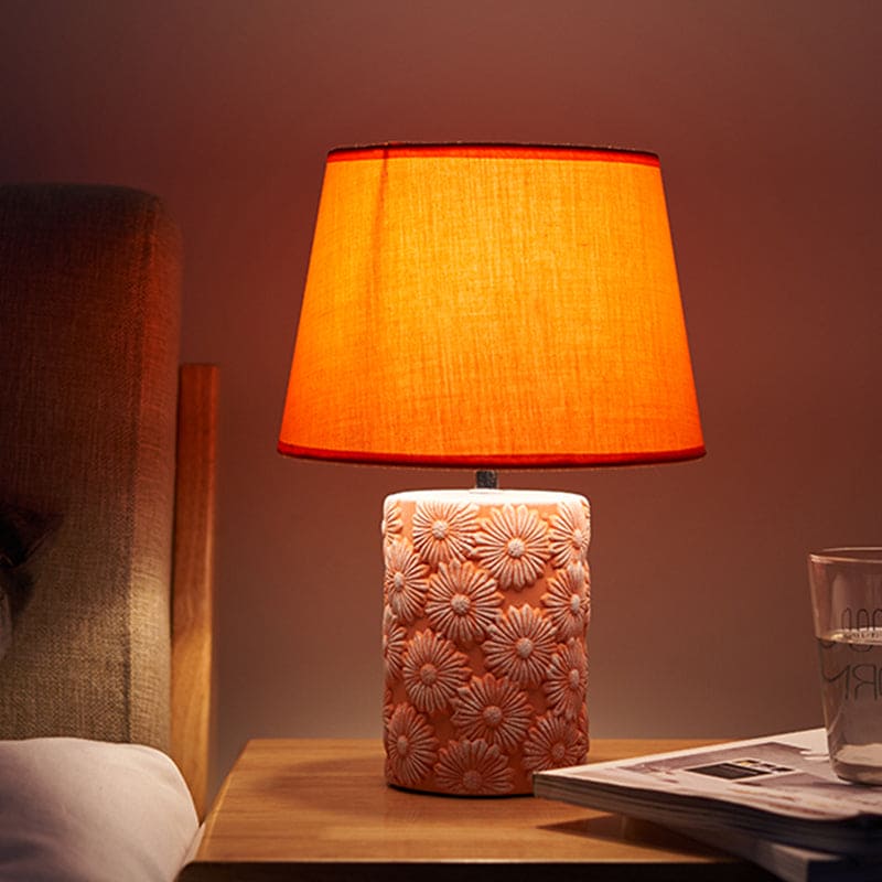 Orange Aflang Bordlampe med Udsmykket Solsikkefod | SunGlow