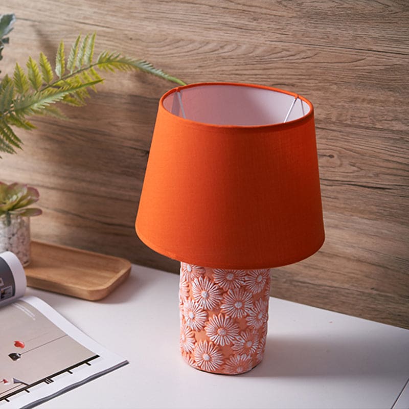 Orange Aflang Bordlampe med Udsmykket Solsikkefod | SunGlow