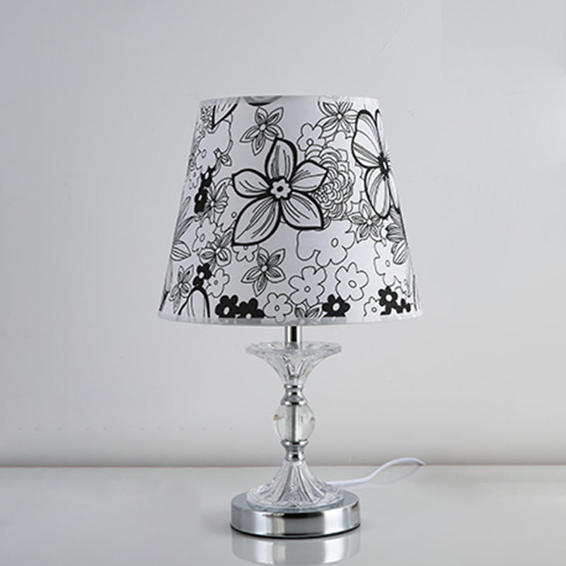 Stilfuld Bordlampe med Blomstermotiv | FlowerGlow