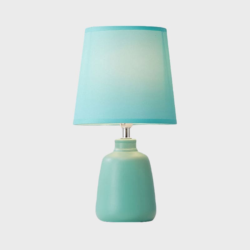 Nordic Fabric Aflang Natbordslampe med Keramisk Vasefod | NordicVase