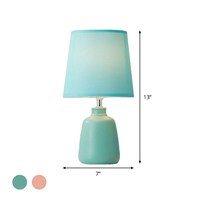 Nordic Fabric Aflang Natbordslampe med Keramisk Vasefod | NordicVase