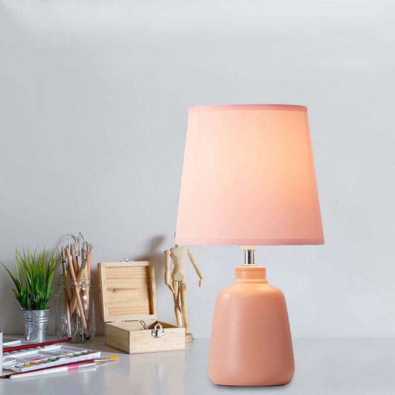 Nordic Fabric Aflang Natbordslampe med Keramisk Vasefod | NordicVase