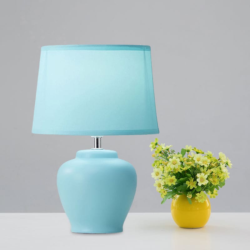 Nordic Fabric Aflang Natbordslampe med Keramisk Vasefod | NordicVase