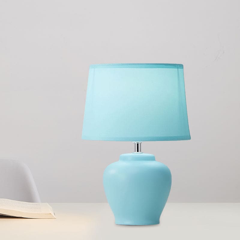 Nordic Fabric Aflang Natbordslampe med Keramisk Vasefod | NordicVase