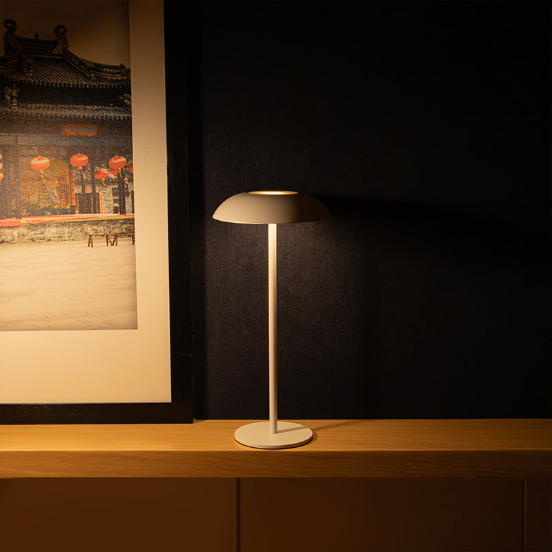 Elegant & Genopladelig Bordlampe | LuxeCharge