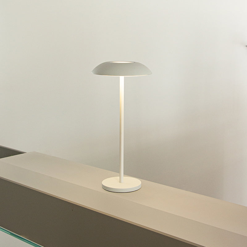 Elegant & Genopladelig Bordlampe | LuxeCharge