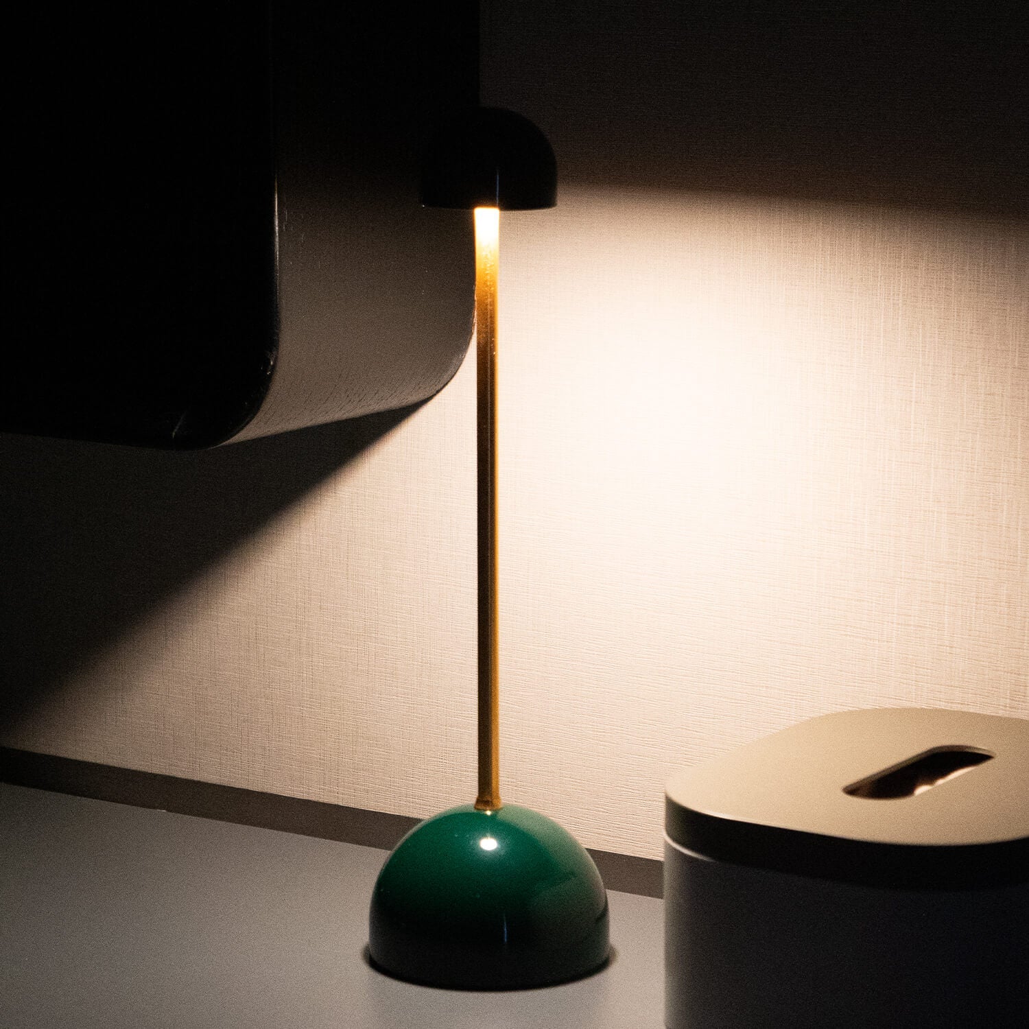 Wireless LED Table Lamp – Modern Design and Freedom | LuminaFlex