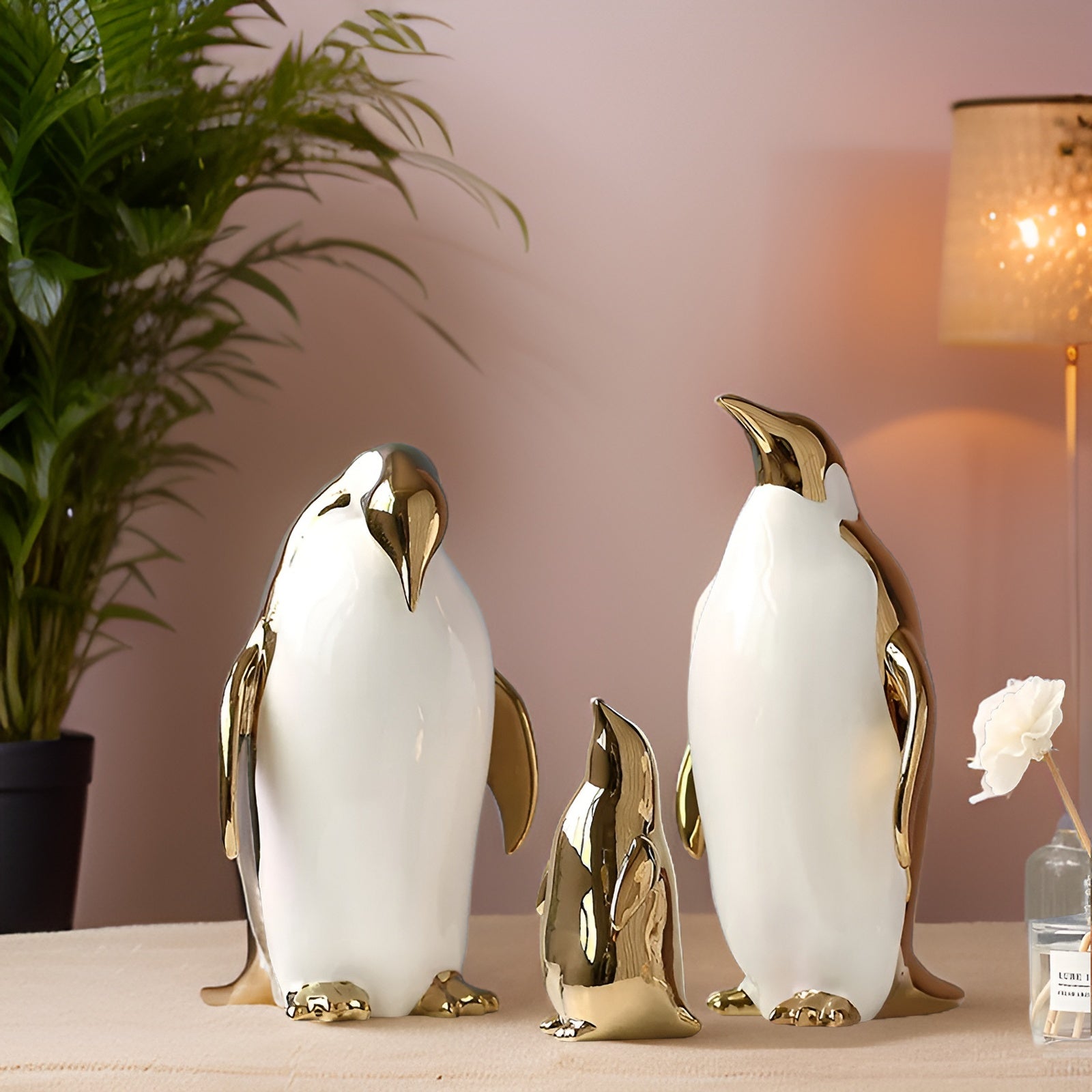 Guld Keramik Pinguin Skulptur | GoldenPengu