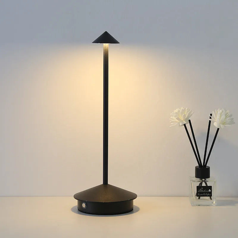 Elegant Bordlampe i DartCandle Stil – Stilfuld Belysning | DartGlow