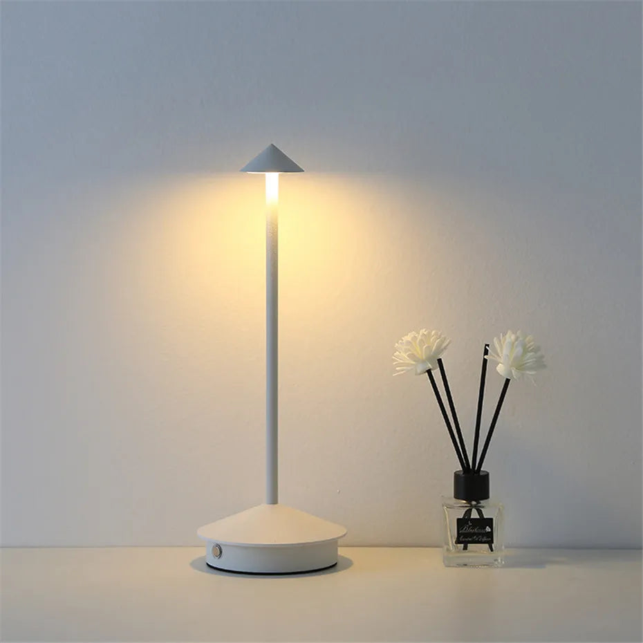 Elegant Bordlampe i DartCandle Stil – Stilfuld Belysning | DartGlow