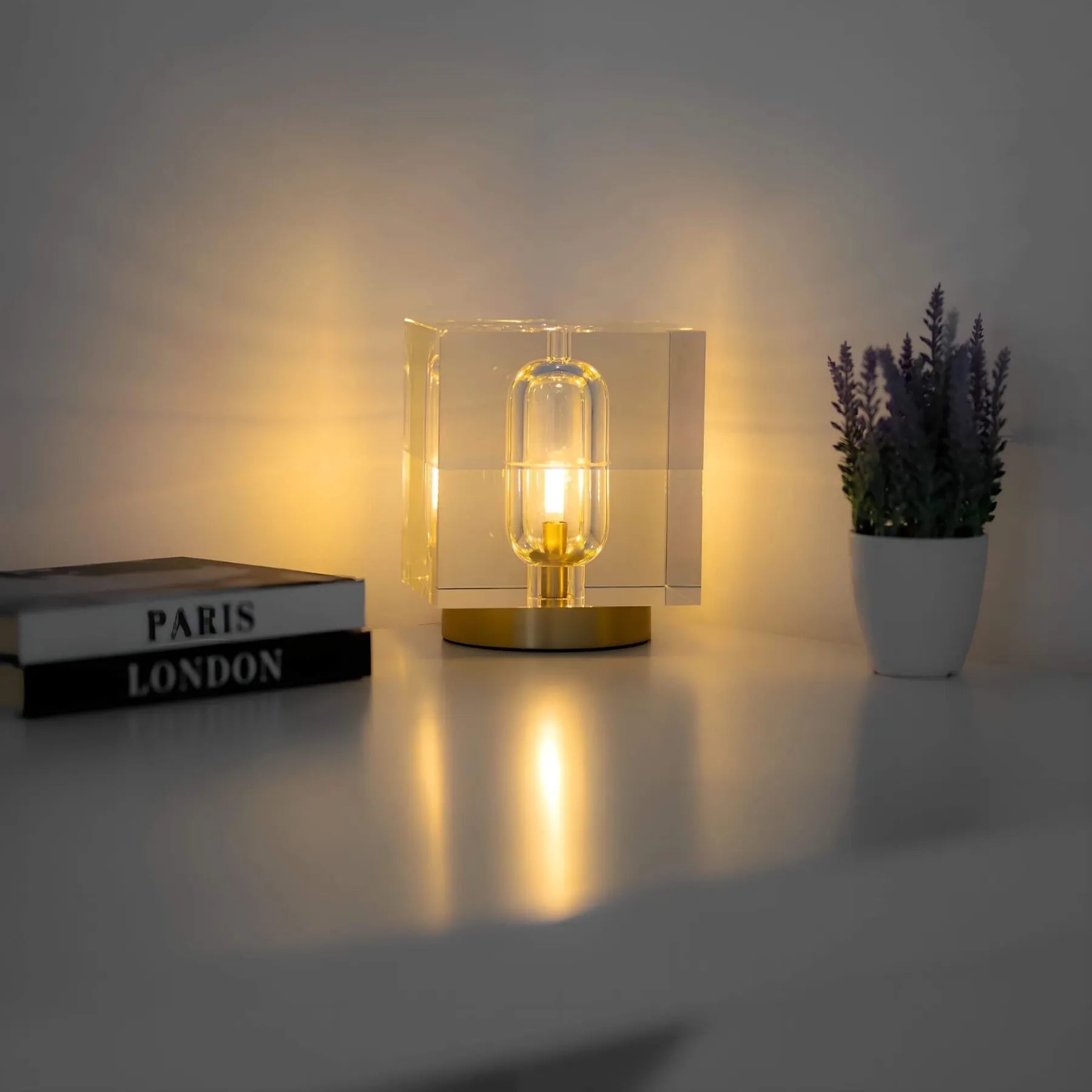 Bordlampe – Elegant og Glitrende | CrystalCopper