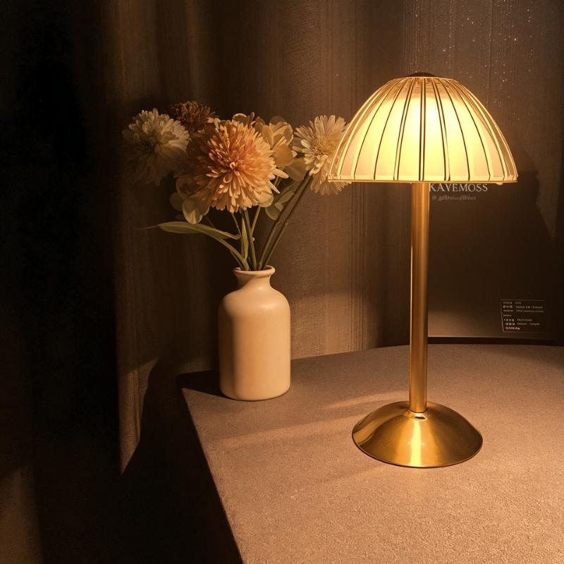 Klassisk Guld Bordlampe | GoldenGlow