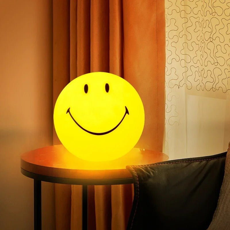 Smiley Natlys med Genopladelig LED | GlowBuddy