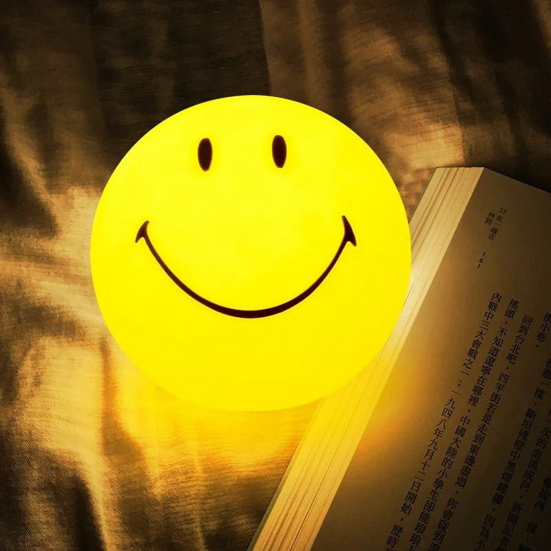 Smiley Natlys med Genopladelig LED | GlowBuddy