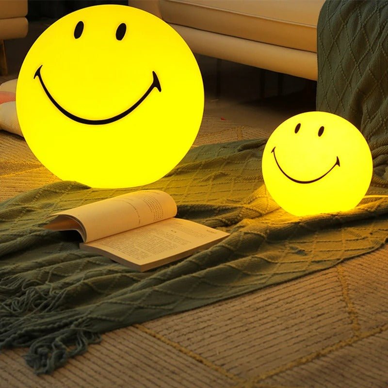 Smiley Natlys med Genopladelig LED | GlowBuddy